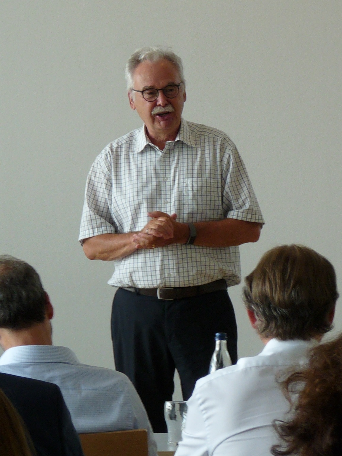 Prof. Dr. Thomas Feltes bei der Begrüßung der Symposiumsteilnehmer*innen